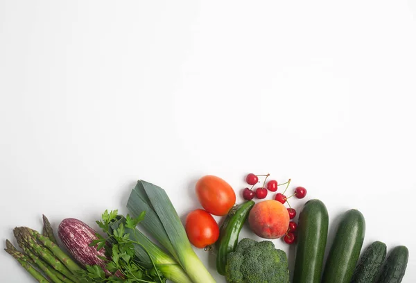 Aliments sains, y compris les fruits, légumes et herbes — Photo