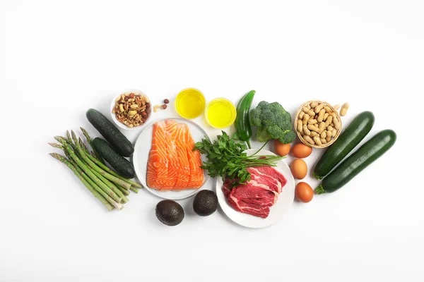Dieta cetogénica, cetogénica, incluyendo verduras, carne y pescado, frutos secos y aceite sobre fondo blanco — Foto de Stock