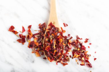 Taş arka planda baharatlı kesilmiş Chili peper karışımı