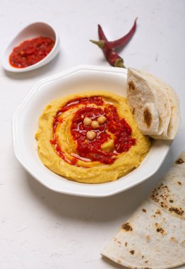 Tabakta humus. Harissa soslu nohut yemeği