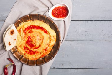 Tabakta humus. Harissa soslu nohut yemeği