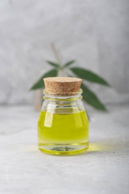 Cam bir kavanozda kenevir yağı özleri