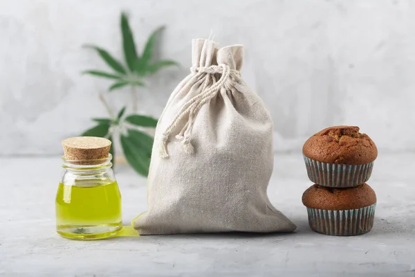 Extrato de óleo de cannabis, muffins e saco de tecido produzido usando esta planta — Fotografia de Stock