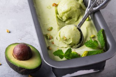 Metalik bir kapta ev yapımı organik avokado ve naneli dondurma, çekim yakın