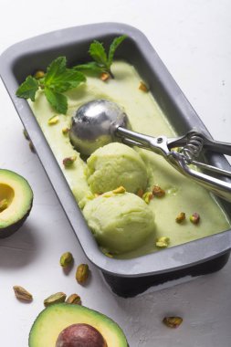 Metalik bir kapta ev yapımı organik avokado ve naneli dondurma