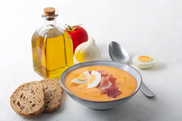 Salmorejo Distribuicion jellegzetes spanyol paradicsomleves hasonló a gazpacho, tetején Jamón Serrano és tojás — Stock Fotó