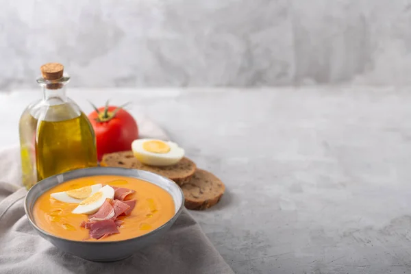 Salmorejo Distribuicion jellegzetes spanyol paradicsomleves hasonló a gazpacho, tetején Jamón Serrano és tojás — Stock Fotó