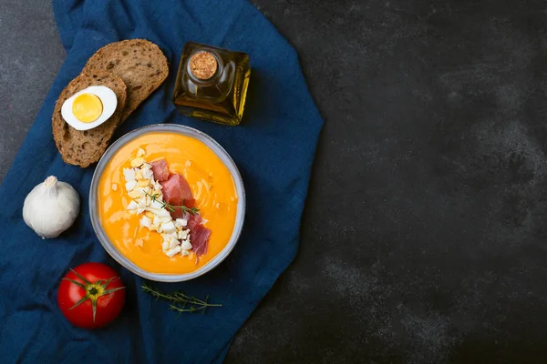 Salmorejo cordobes typical spanish tomato soup similar to the gazpacho, topped with jamon serrano and eggs — Stock Photo, Image