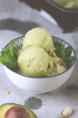 Ahududu ile bir kase içinde ev yapımı organik avokado ve nane dondurma