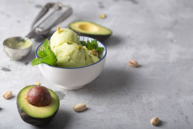 Kopya alanı ile bir kapta ev yapımı organik avokado ve nane dondurma