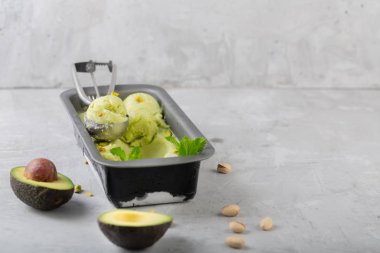Kopya alanı ile bir kapta ev yapımı organik avokado ve nane dondurma