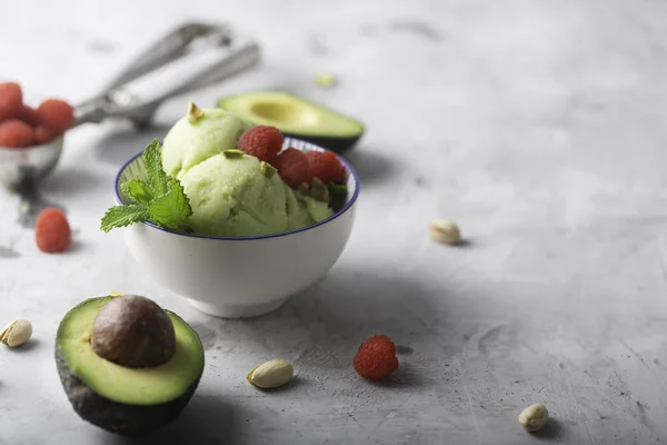 Hemlagad ekologisk avokado och myntglass i en skål med kopierings utrymme — Stockfoto