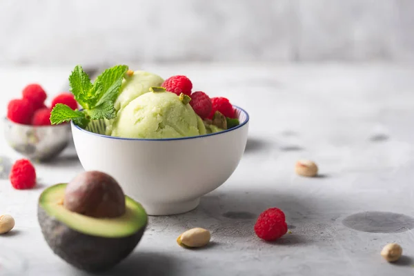 Hemlagad ekologisk avokado och myntglass i en skål med kopierings utrymme — Stockfoto