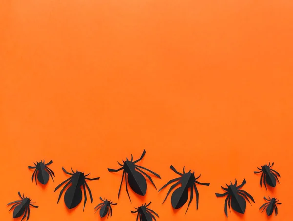 Spinnen auf orangenem Hintergrund. Halloween-Urlaubskonzept. Draufsicht, flache Lage — Stockfoto
