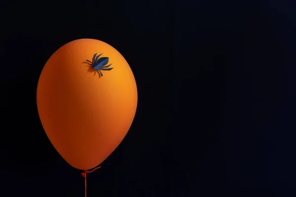 Globos de aire aterradores con araña de papel para Halloween sobre fondo negro — Foto de Stock