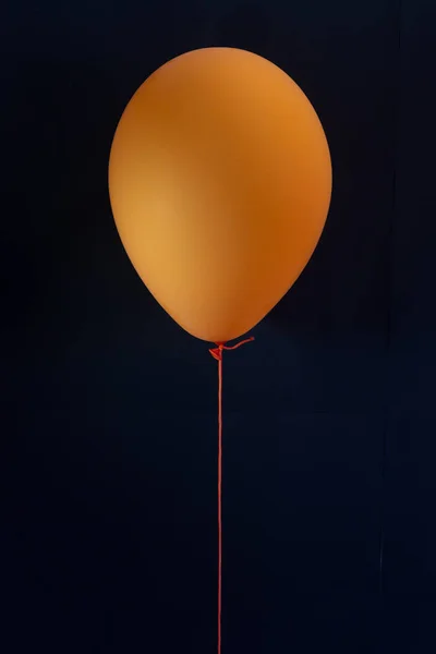 Des ballons à air effrayant pour Halloween sur fond noir — Photo