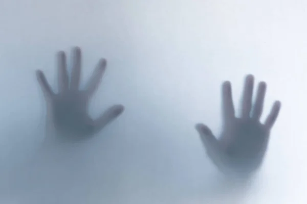 Desenfocado espeluznante fantasma manos detrás de un fondo de cristal blanco — Foto de Stock