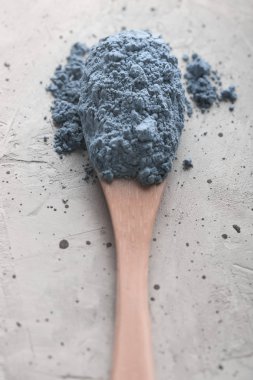 Mavi çay beton yüzeyde bir kaşık ta birer. Çekimi kapat