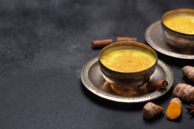 Malzemeler ile siyah arka plan üzerinde Altın zerdeçal süt