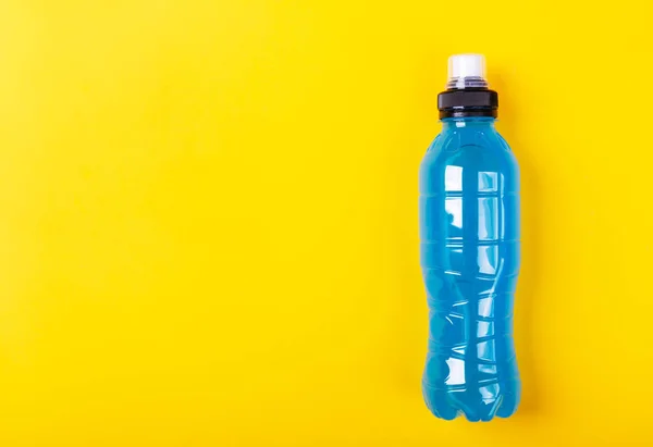 원소 에너지 음료. 파란색 투명 액체병, 노란색 배경의 스포츠 음료 — 스톡 사진