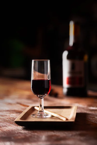 Copo de vinho do Porto sobre mesa de madeira e sobre fundo escuro — Fotografia de Stock