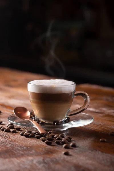 Tazza di caffè con latte su sfondo scuro. Latte caldo o cappuccino preparato con latte — Foto Stock