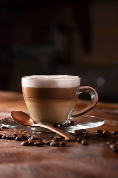 Tazza di caffè con latte su sfondo scuro. Latte caldo o cappuccino preparato con latte — Foto Stock