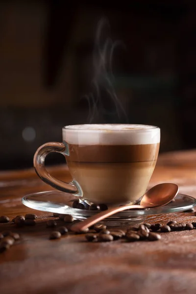 Tazza di caffè con latte su sfondo scuro. Latte caldo o cappuccino preparato con latte — Foto Stock