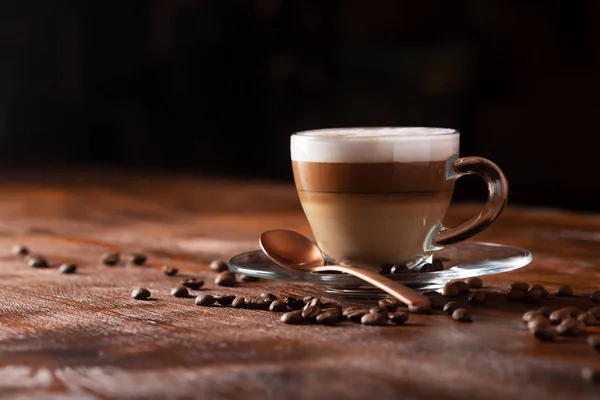 Tazza di caffè con latte su sfondo scuro. Latte caldo o cappuccino preparato con latte — Foto Stock