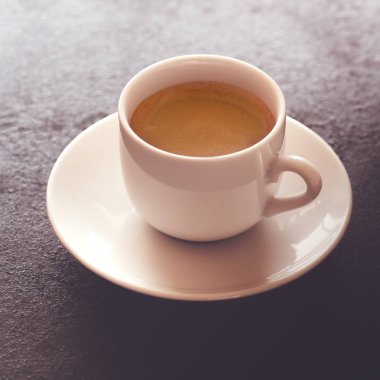 Bir masada espresso kahve sıcak fincan