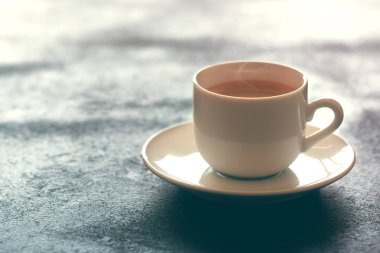 Bir masada espresso kahve sıcak fincan