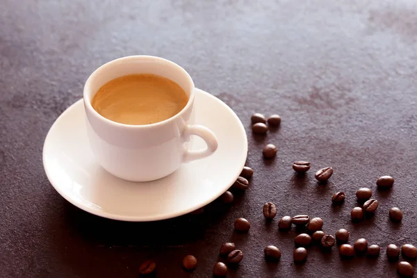 Tazza calda di caffè espresso su un tavolo — Foto Stock