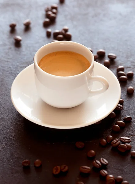Tazza calda di caffè espresso su un tavolo — Foto Stock
