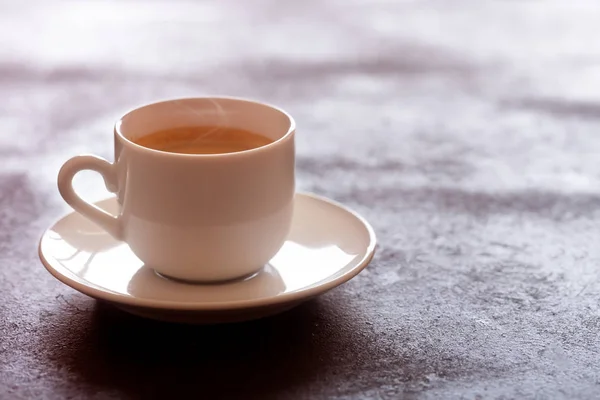 Tazza calda di caffè espresso su un tavolo — Foto Stock