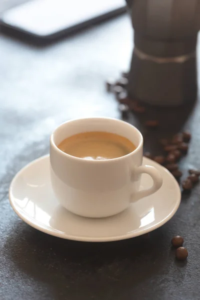 Tazza calda di caffè espresso su un tavolo — Foto Stock