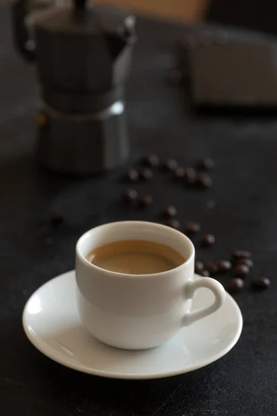 Tazza calda di caffè espresso su un tavolo — Foto Stock