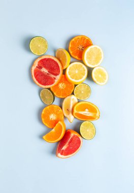 Narenciye. Portakal, limon, greyfurt, mandalina ve limon trendy mavi arka plan üzerinde
