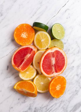 Narenciye. Portakal, limon, greyfurt, mandalina ve limon trendy bir taş arka plan üzerinde