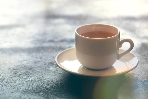 Tazza calda di caffè espresso su un tavolo — Foto Stock