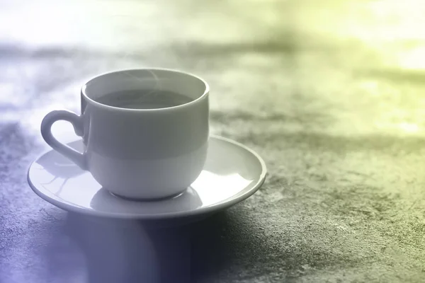 Tazza calda di caffè espresso su un tavolo — Foto Stock