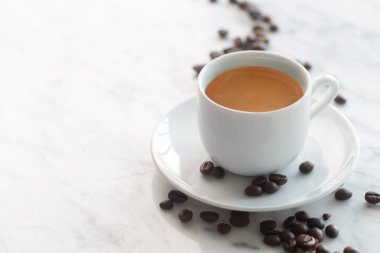 Bir masada geleneksel beyaz fincan espresso veya americano kahve Sıcak fincan