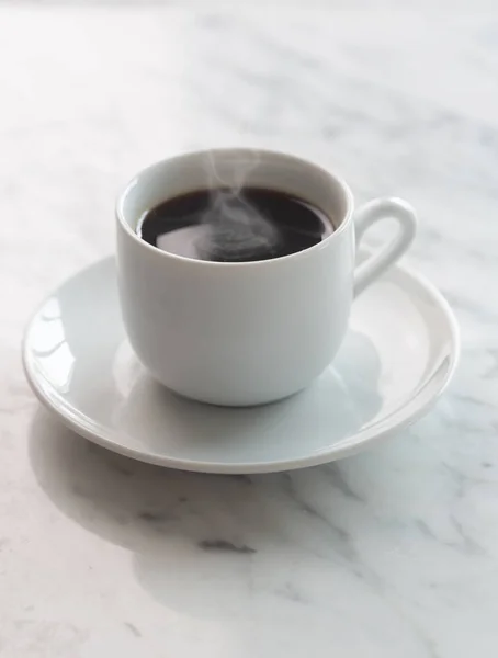 Tazza calda di caffè espresso su un tavolo — Foto Stock