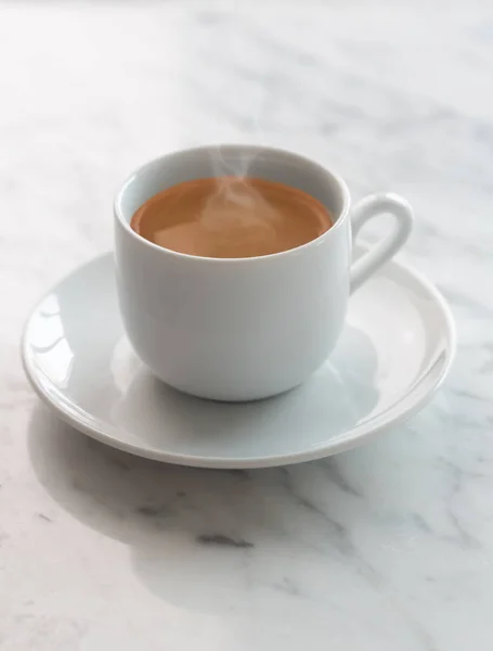 Tazza calda di caffè espresso su un tavolo — Foto Stock