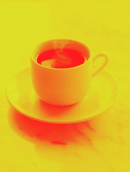 Una taza de café expreso caliente en una mesa. Efecto Duotone —  Fotos de Stock