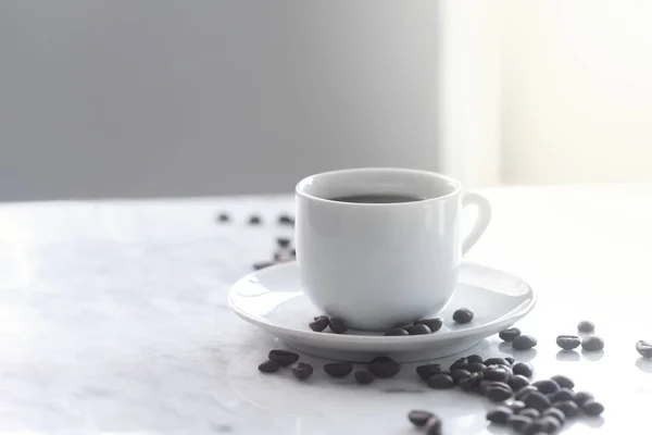 Tazza calda di caffè espresso o americano in una tradizionale tazza bianca su un tavolo — Foto Stock