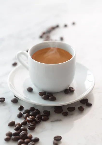 Tazza calda di caffè espresso su un tavolo — Foto Stock