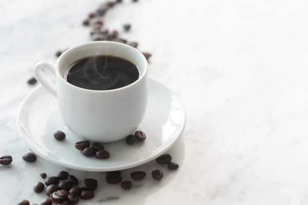 Tazza calda di caffè espresso o americano in una tradizionale tazza bianca su un tavolo — Foto Stock