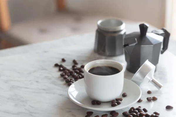 Tazza calda di caffè espresso o americano in una tradizionale tazza bianca su un tavolo — Foto Stock