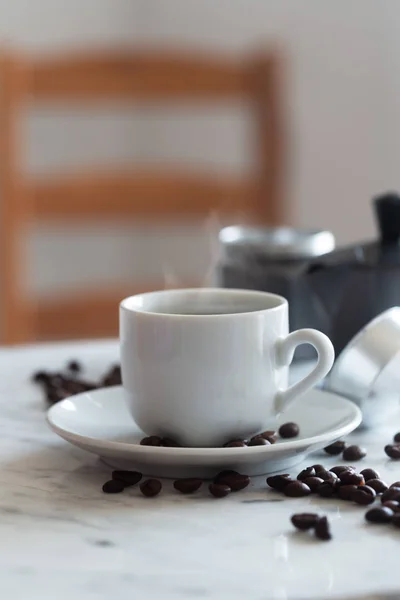 Tazza calda di caffè espresso o americano in una tradizionale tazza bianca su un tavolo — Foto Stock