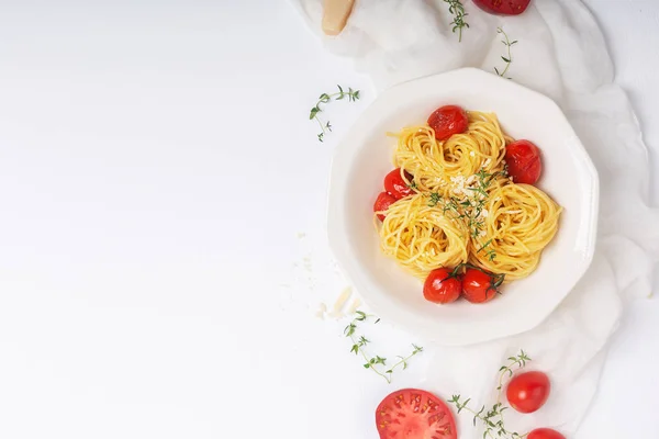 Espaguetis de pasta italiana con tomate cherry frito y tomillo, vista superior —  Fotos de Stock